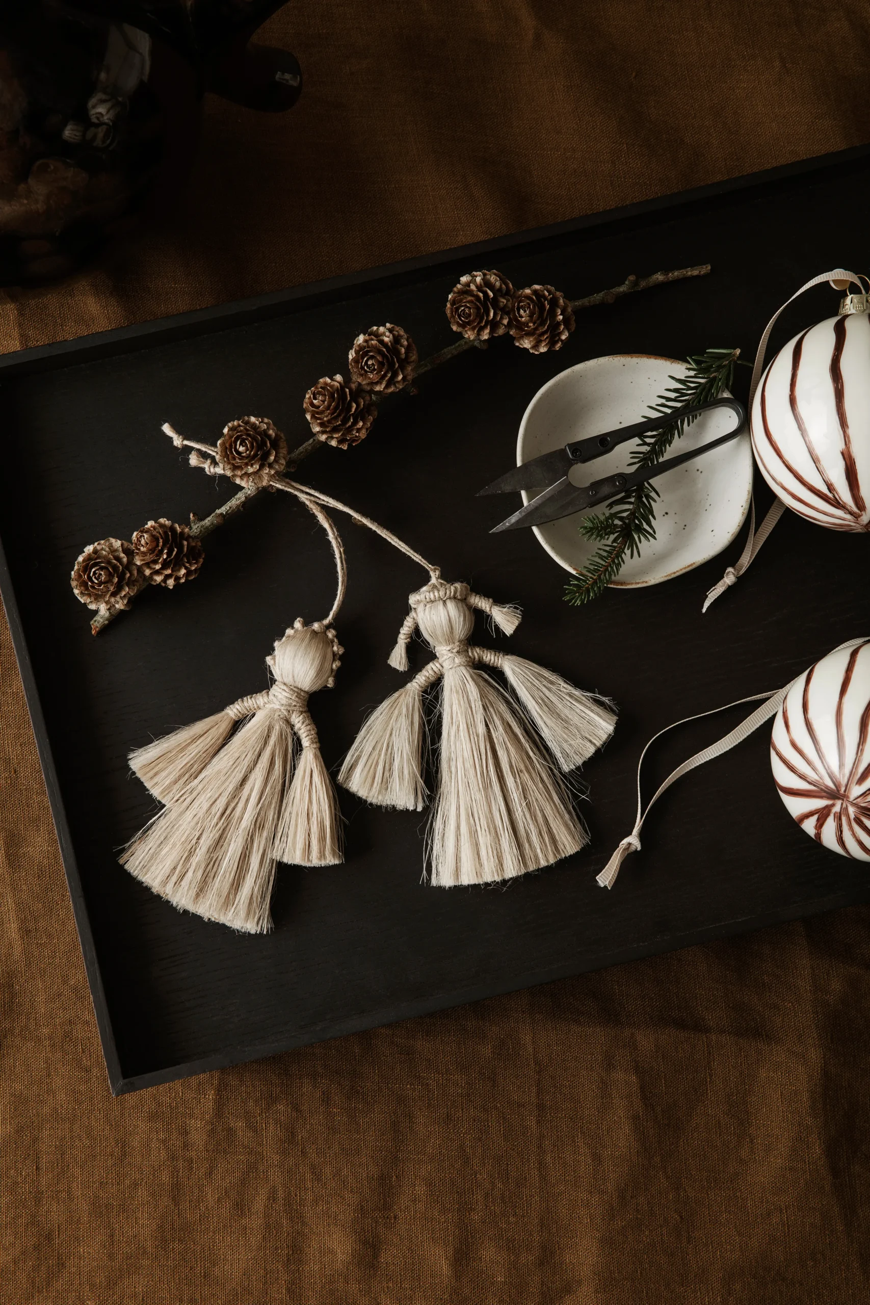 Ferm LIVING Lines Weihnachtskugel Ø8cm 4er Pack 4 Ferm LIVING Lines Weihnachtskugel Ø8cm 4er Pack – Bild 2