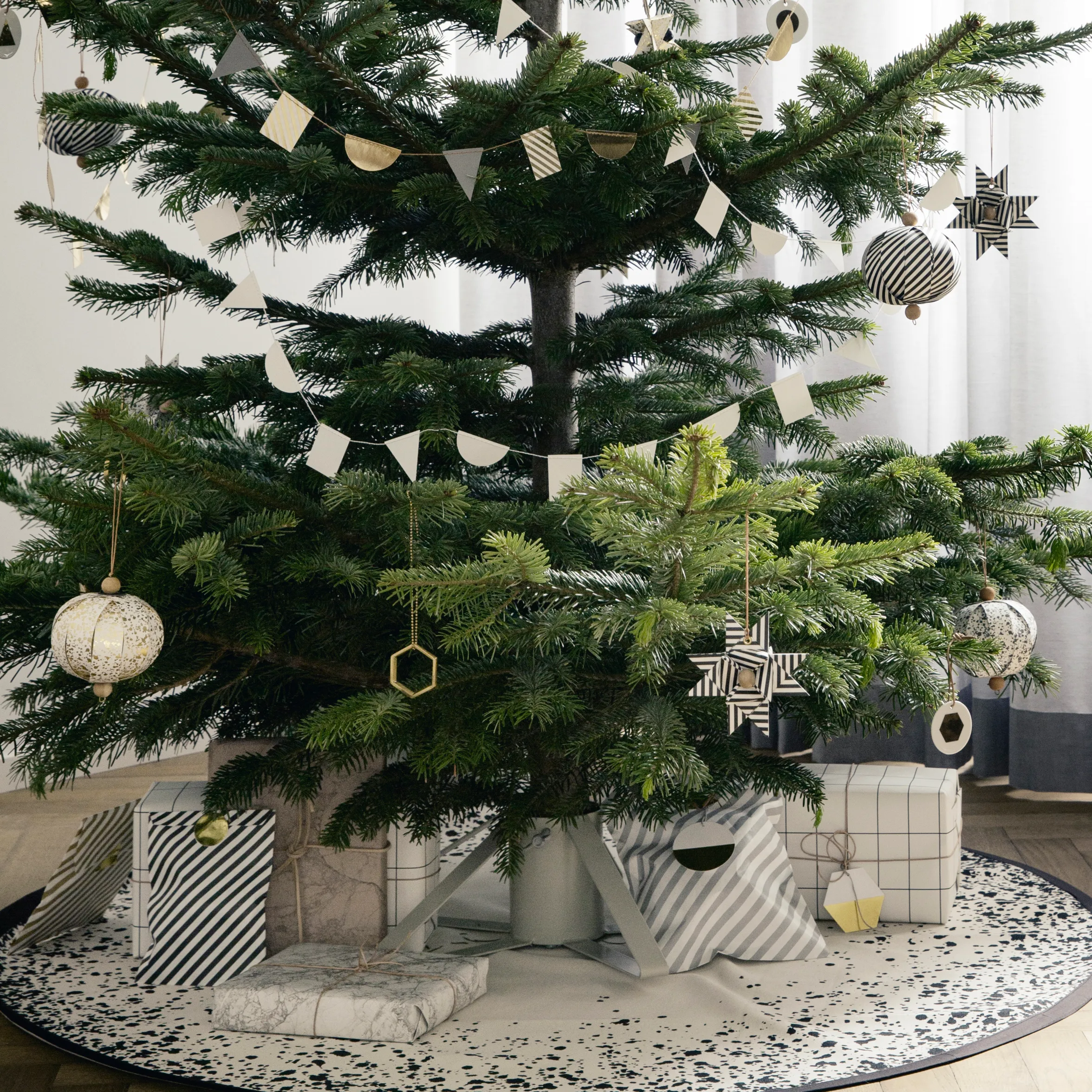 Ferm LIVING Weihnachtsbaumständer 4 Ferm LIVING Weihnachtsbaumständer – Bild 2